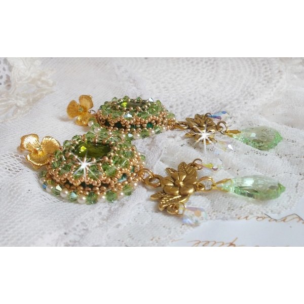 BO Garden Party broderad med vintage gröna cabochons, Swarovski kristaller, pärlpärlor och Miyuki fröpärlor.