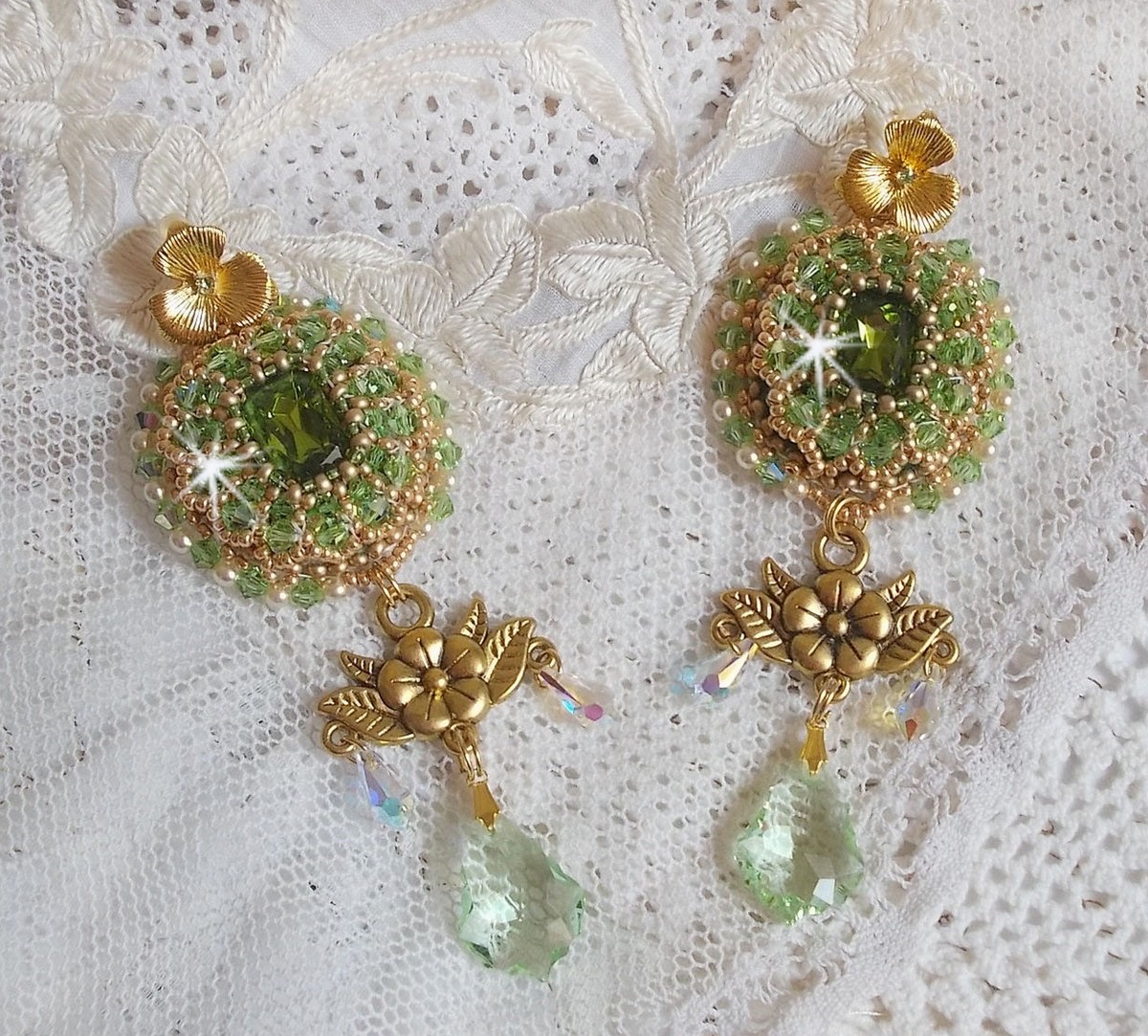 BO Garden Party broderad med vintage gröna cabochons, Swarovski kristaller, pärlpärlor och Miyuki fröpärlor.