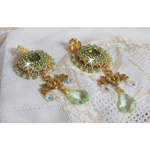 BO Garden Party broderad med vintage gröna cabochons, Swarovski kristaller, pärlpärlor och Miyuki fröpärlor.