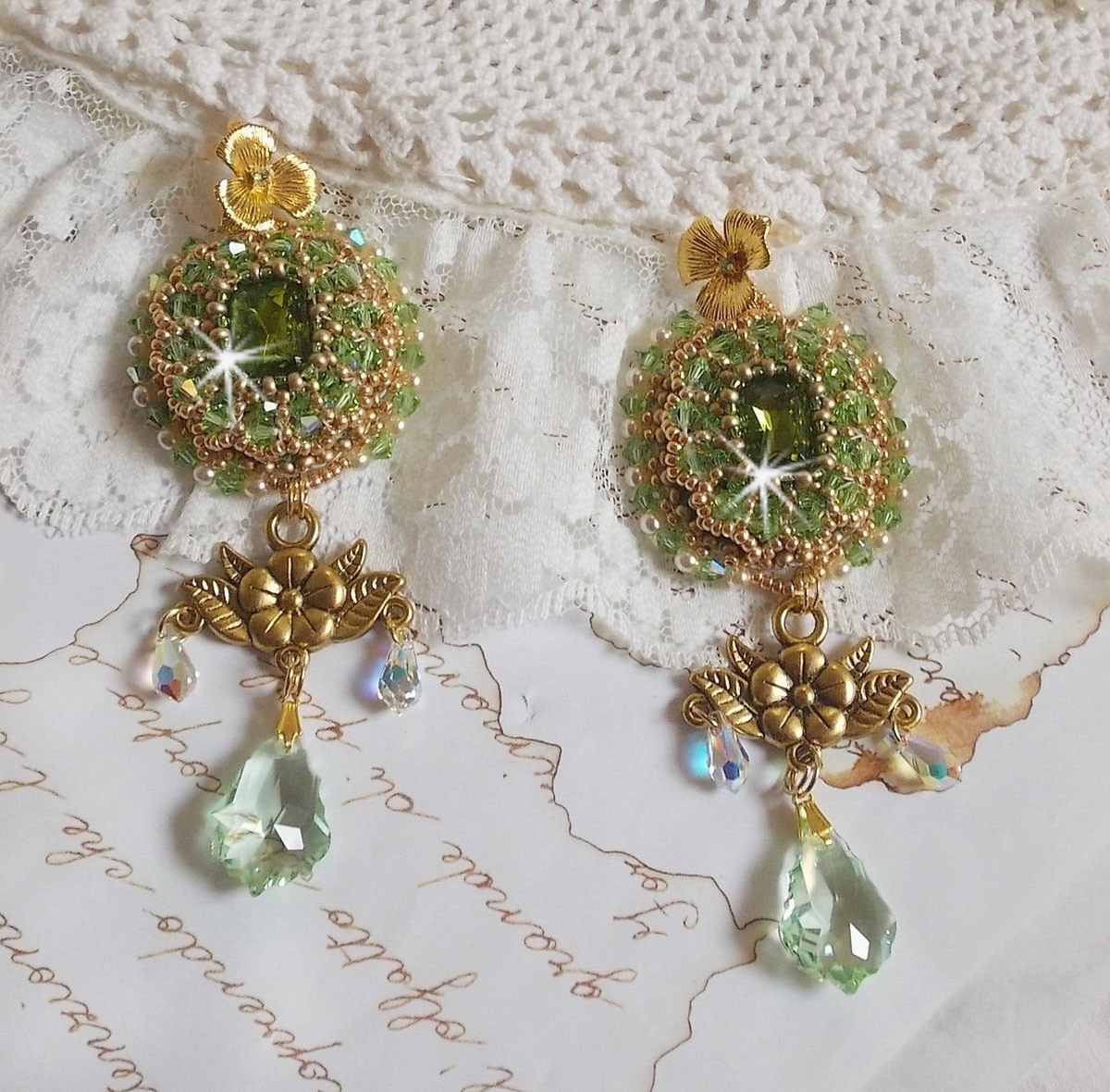 BO Garden Party broderad med vintage gröna cabochons, Swarovski kristaller, pärlpärlor och Miyuki fröpärlor.