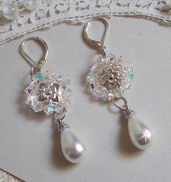 BO Gouttelettes Givr&eacute;es med snurrande toppar i Swarovski-kristall och vita Mallorca-p&auml;rlor