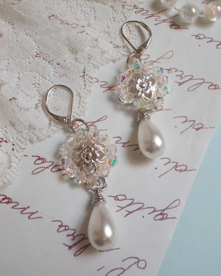 BO Gouttelettes Givrées med snurrande toppar i Swarovski-kristall och vita Mallorca-pärlor