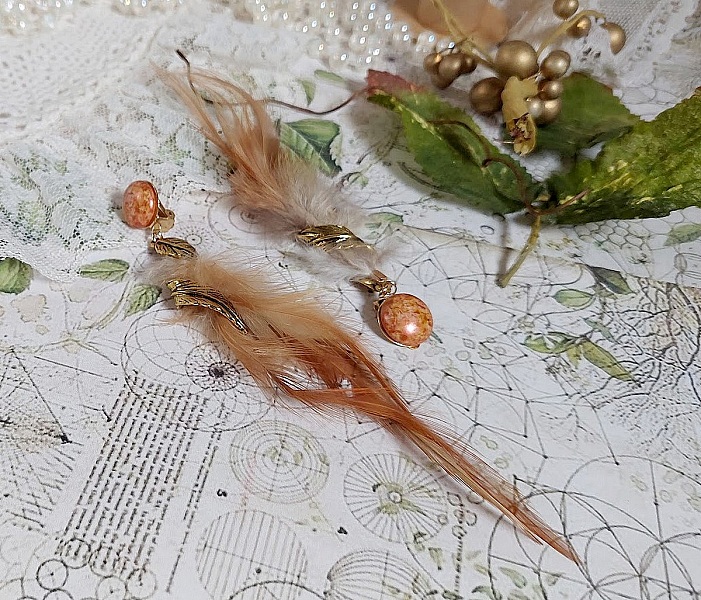 BO Grandes Plumes Ambre mont&eacute;es avec des plumes de Coq trois tons, breloques feuilles torsad&eacute;esl, cabochons en Verre et clips d&rsquo;oreilles en laiton