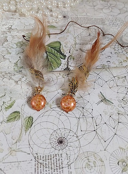 BO Grandes Plumes Ambre mont&eacute;es avec des plumes de Coq trois tons, breloques feuilles torsad&eacute;esl, cabochons en Verre et clips d&rsquo;oreilles en laiton