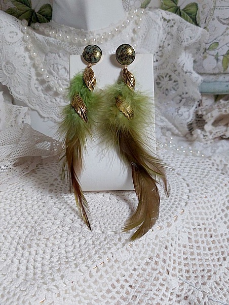 BO Grandes Plumes Vertes mont&eacute;es avec des plumes de Coq effet deux tons Vert et Marron, breloques feuilles torsad&eacute;es Viel Or en M&eacute;tal, cabochons en Verre sur des clous d&rsquo;oreilles Dor&eacute;s en Laiton