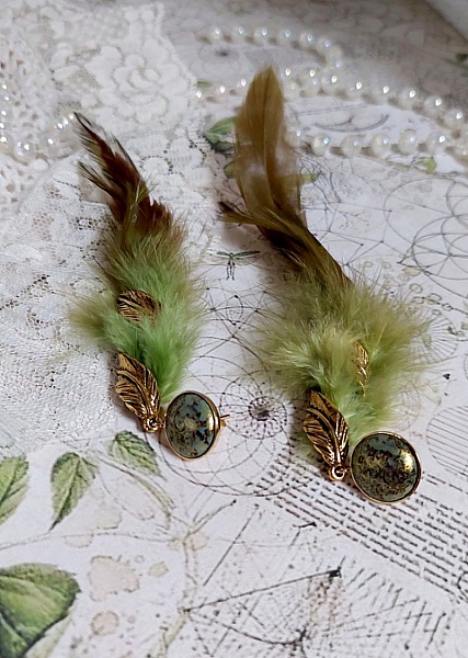 BO Grandes Plumes Vertes mont&eacute;es avec des plumes de Coq effet deux tons Vert et Marron, breloques feuilles torsad&eacute;es Viel Or en M&eacute;tal, cabochons en Verre sur des clous d&rsquo;oreilles Dor&eacute;s en Laiton