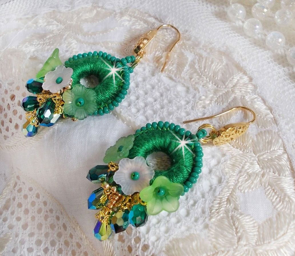 BO Green Iris broderad med smaragdgrön DMC-bomull och Swarovski-kristalldroppar.