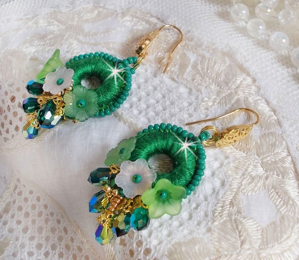 BO Green Iris broderad med smaragdgrön DMC-bomull och Swarovski-kristalldroppar.