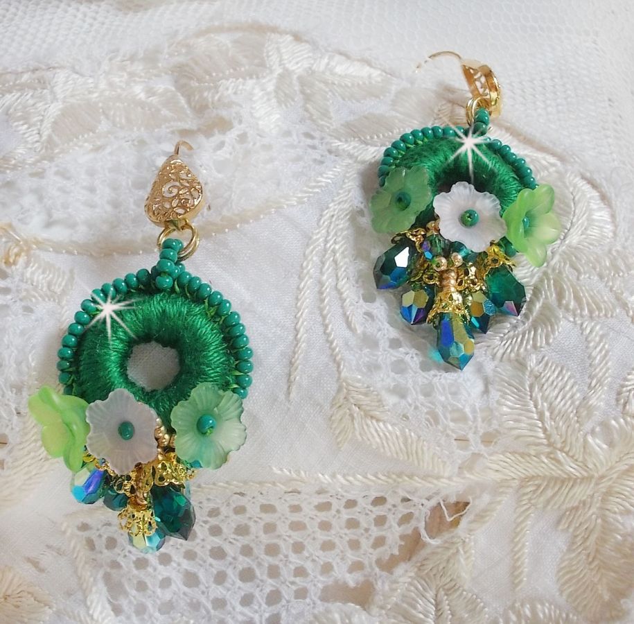 BO Green Iris broderad med smaragdgrön DMC-bomull och Swarovski-kristalldroppar.