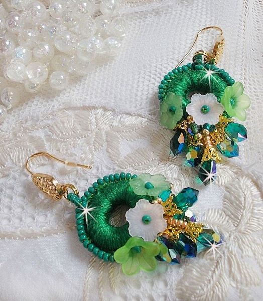 BO Green Iris broderad med smaragdgr&ouml;n DMC-bomull och Swarovski-kristalldroppar.