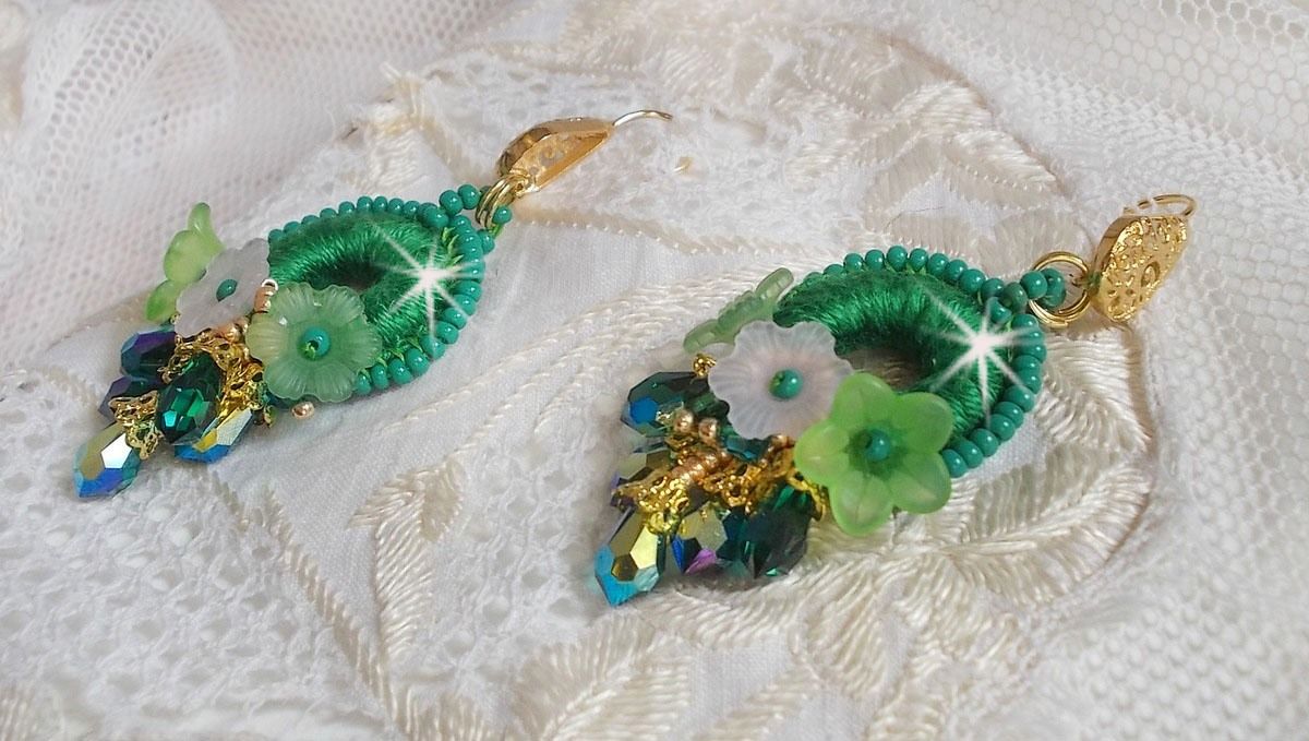 BO Green Iris broderad med smaragdgrön DMC-bomull och Swarovski-kristalldroppar.
