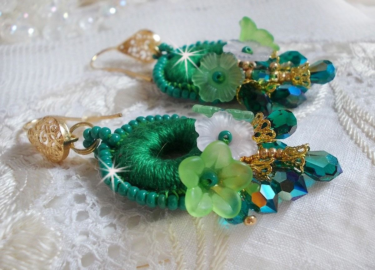 BO Green Iris broderad med smaragdgrön DMC-bomull och Swarovski-kristalldroppar.