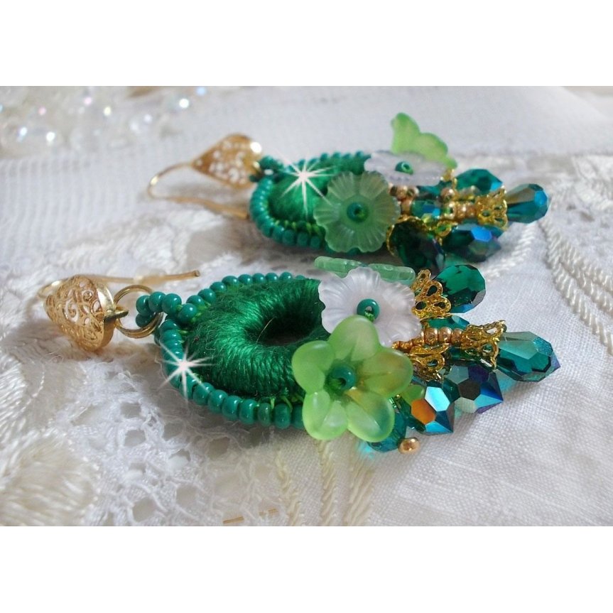 BO Green Iris broderad med smaragdgrön DMC-bomull och Swarovski-kristalldroppar.
