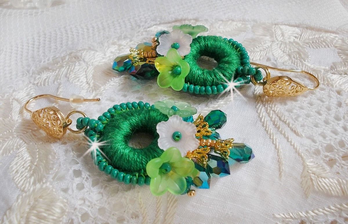 BO Green Iris broderad med smaragdgrön DMC-bomull och Swarovski-kristalldroppar.