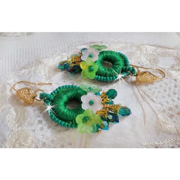BO Green Iris broderad med smaragdgrön DMC-bomull och Swarovski-kristalldroppar.