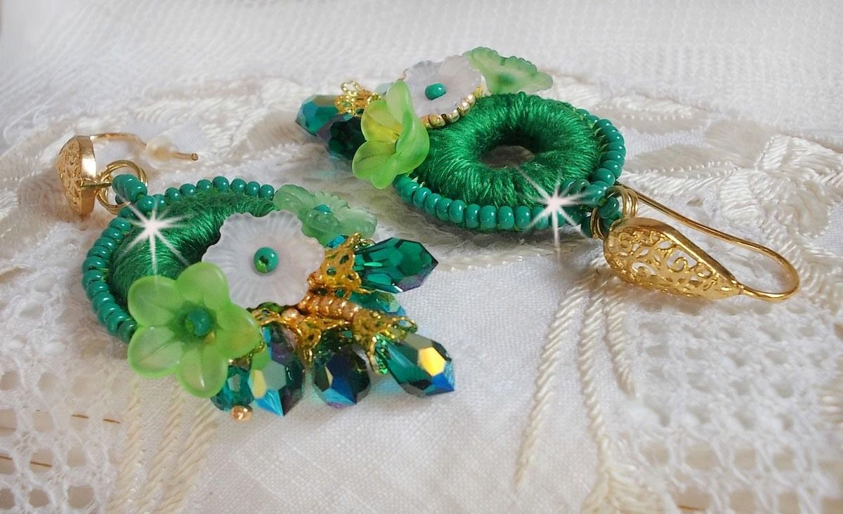 BO Green Iris broderad med smaragdgrön DMC-bomull och Swarovski-kristalldroppar.