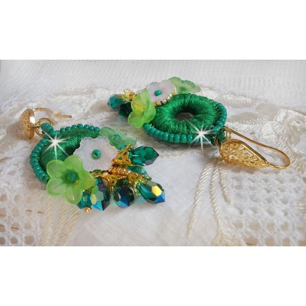 BO Green Iris broderad med smaragdgrön DMC-bomull och Swarovski-kristalldroppar.