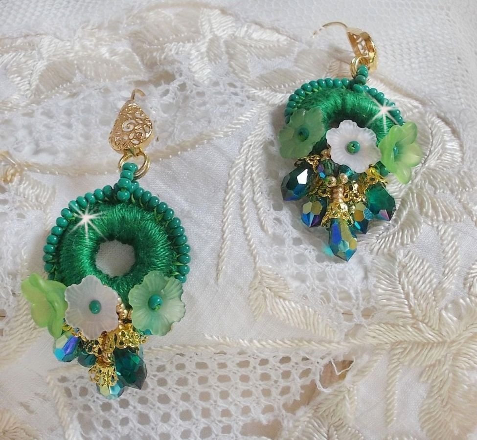 BO Green Iris broderad med smaragdgrön DMC-bomull och Swarovski-kristalldroppar.
