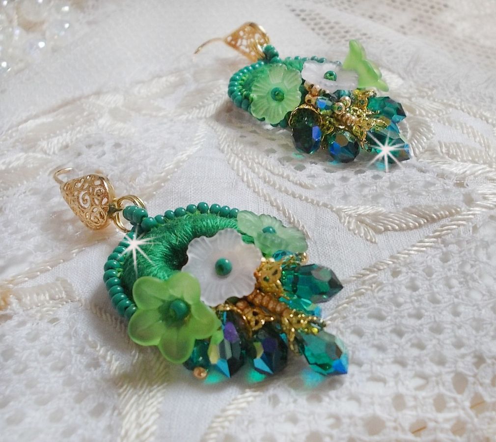 BO Green Iris broderad med smaragdgrön DMC-bomull och Swarovski-kristalldroppar.