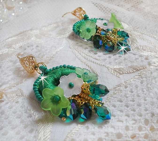 BO Green Iris broderad med smaragdgr&ouml;n DMC-bomull och Swarovski-kristalldroppar.