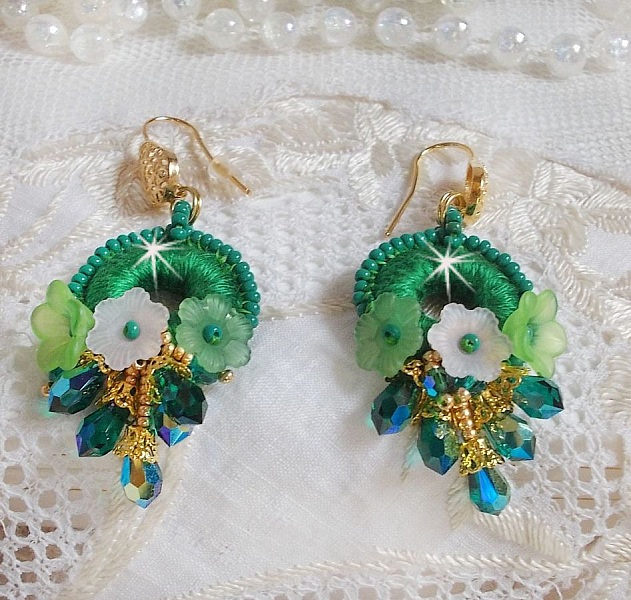BO Green Iris broderad med smaragdgr&ouml;n DMC-bomull och Swarovski-kristalldroppar.