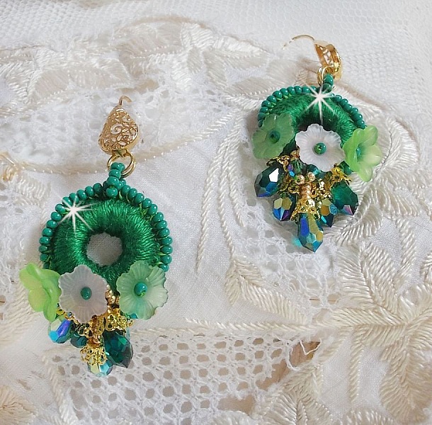BO Green Iris broderad med smaragdgr&ouml;n DMC-bomull och Swarovski-kristalldroppar.