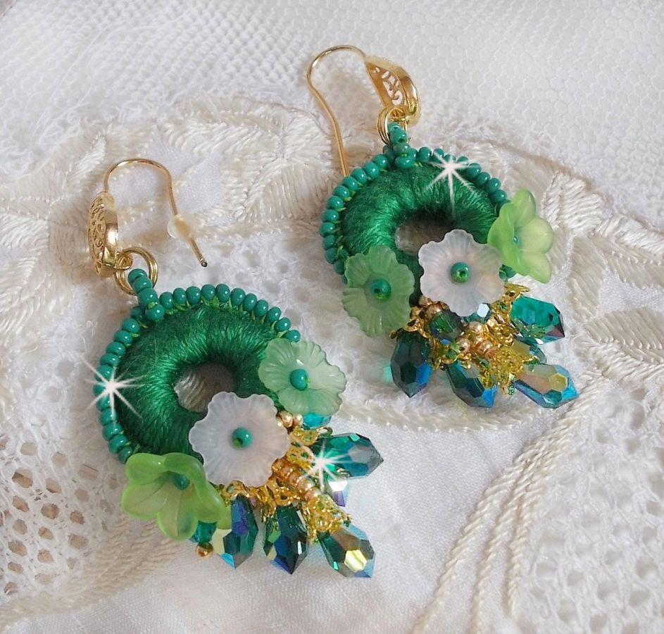 BO Green Iris broderad med smaragdgrön DMC-bomull och Swarovski-kristalldroppar.
