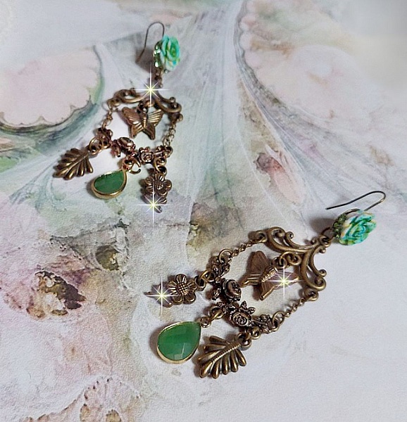 BO Green Palace skapad med kristaller, berlocker, st&auml;mplar, rosa harts cabochons och facetterade glas h&auml;ngen.