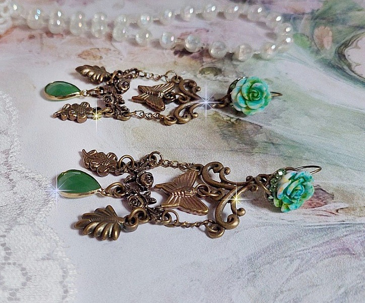 BO Green Palace skapad med kristaller, berlocker, st&auml;mplar, rosa harts cabochons och facetterade glas h&auml;ngen.