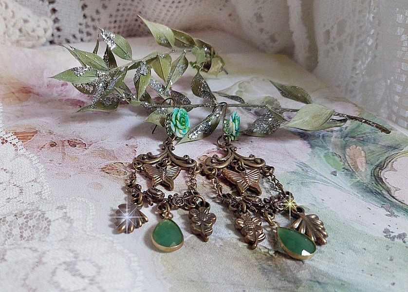 BO Green Palace skapad med kristaller, berlocker, st&auml;mplar, rosa harts cabochons och facetterade glas h&auml;ngen.