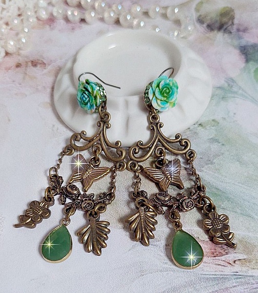 BO Green Palace skapad med kristaller, berlocker, st&auml;mplar, rosa harts cabochons och facetterade glas h&auml;ngen.