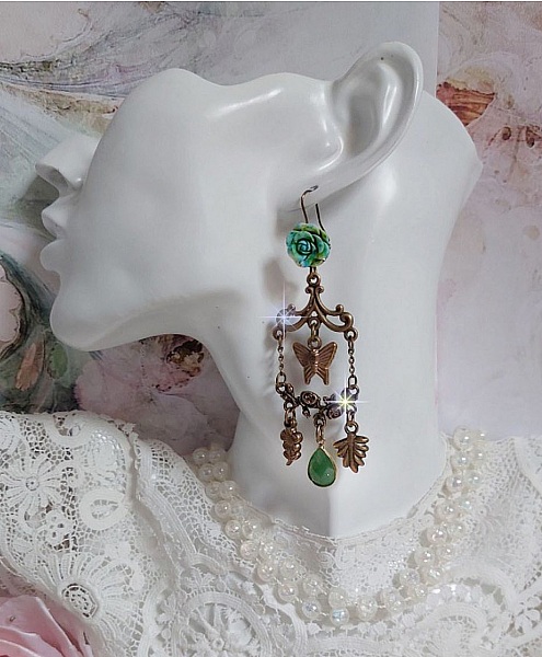 BO Green Palace skapad med kristaller, berlocker, st&auml;mplar, rosa harts cabochons och facetterade glas h&auml;ngen.