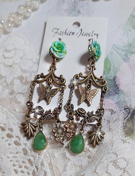 BO Green Palace skapad med kristaller, berlocker, st&auml;mplar, rosa harts cabochons och facetterade glas h&auml;ngen.