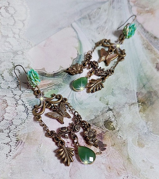 BO Green Palace skapad med kristaller, berlocker, st&auml;mplar, rosa harts cabochons och facetterade glas h&auml;ngen.