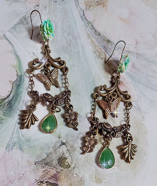 BO Green Palace skapad med kristaller, berlocker, st&auml;mplar, rosa harts cabochons och facetterade glas h&auml;ngen.