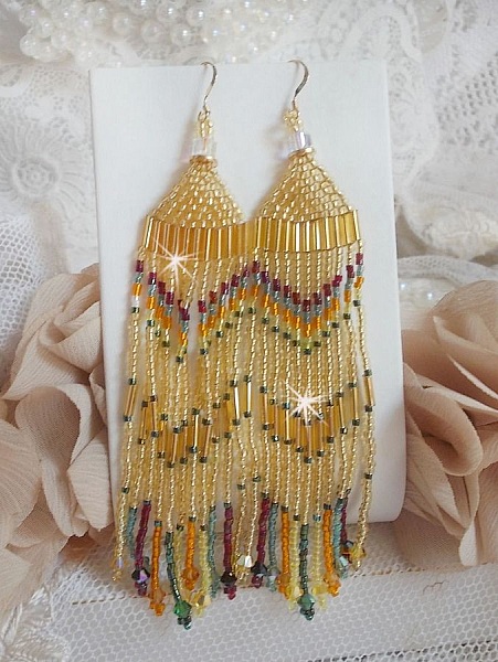 BO Happy Summer skapad med Miyuki Delicas fr&ouml;p&auml;rlor, PureCrystal r&ouml;r och kristaller med 14 karat guldfyllda krokar.