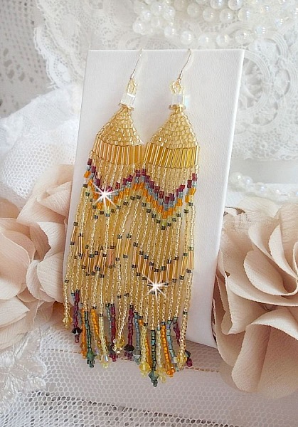 BO Happy Summer skapad med Miyuki Delicas fr&ouml;p&auml;rlor, PureCrystal r&ouml;r och kristaller med 14 karat guldfyllda krokar.