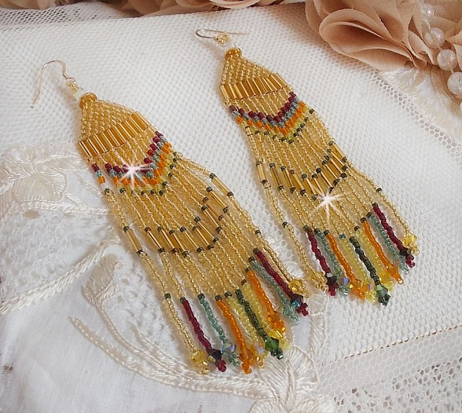 BO Happy Summer skapad med Miyuki Delicas fr&ouml;p&auml;rlor, PureCrystal r&ouml;r och kristaller med 14 karat guldfyllda krokar.