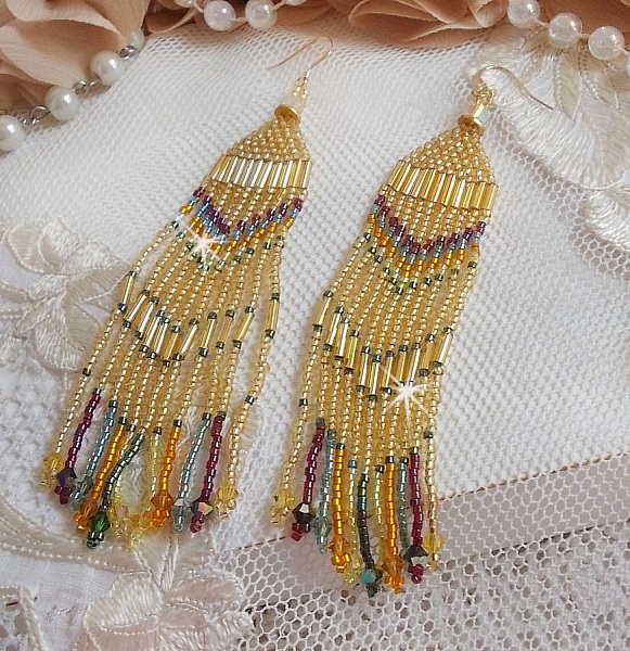 BO Happy Summer skapad med Miyuki Delicas fr&ouml;p&auml;rlor, PureCrystal r&ouml;r och kristaller med 14 karat guldfyllda krokar.