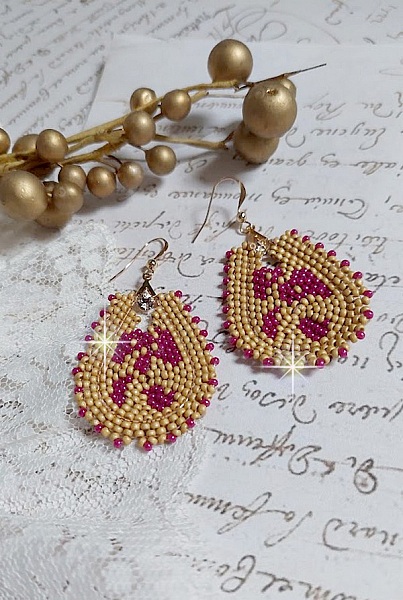 BO Holidays aux teintes color&eacute;es de Beige et Fuchsia inspir&eacute;es des belles vacances. Mont&eacute;es avec des rocailles en Verre sur supports de boucles gouttes, cristaux et crochets Gold Filled 14 carats