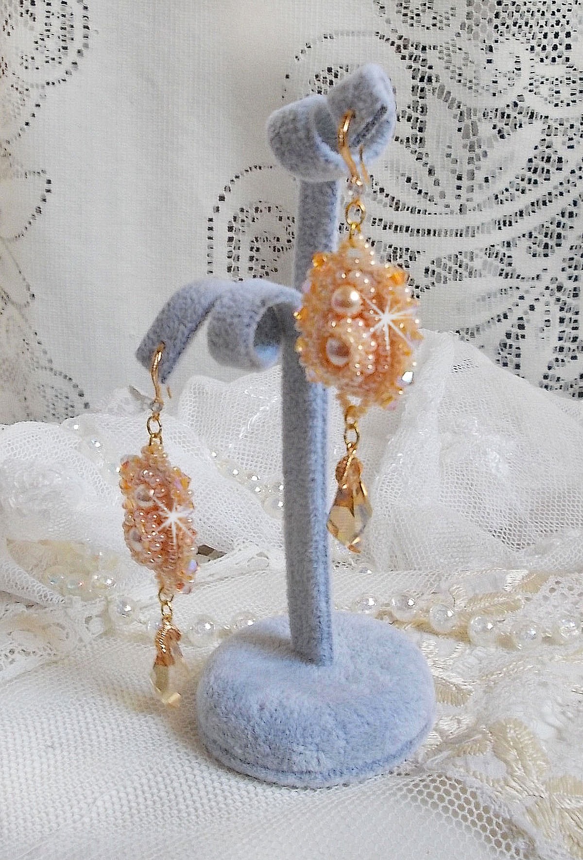 BO Idylle Beauty broderad med Swarovski-kristaller, guldpläterade tillbehör och fröpärlor.