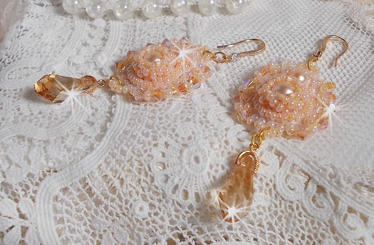 BO Idylle Beauty broderad med Swarovski-kristaller, guldpläterade tillbehör och fröpärlor.