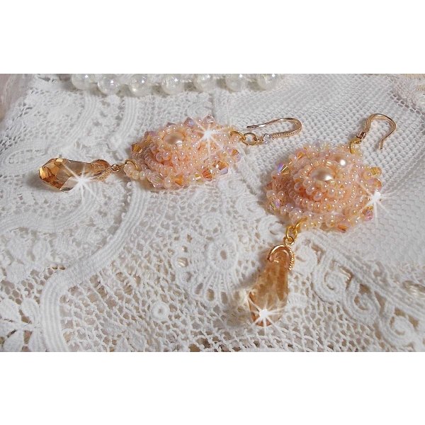 BO Idylle Beauty broderad med Swarovski-kristaller, guldpläterade tillbehör och fröpärlor.