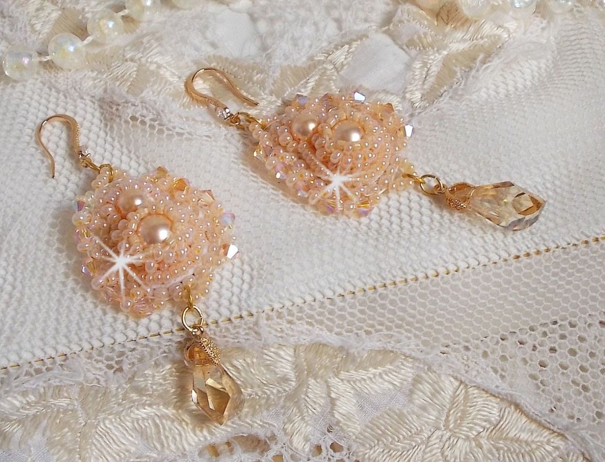 BO Idylle Beauty broderad med Swarovski-kristaller, guldpläterade tillbehör och fröpärlor.