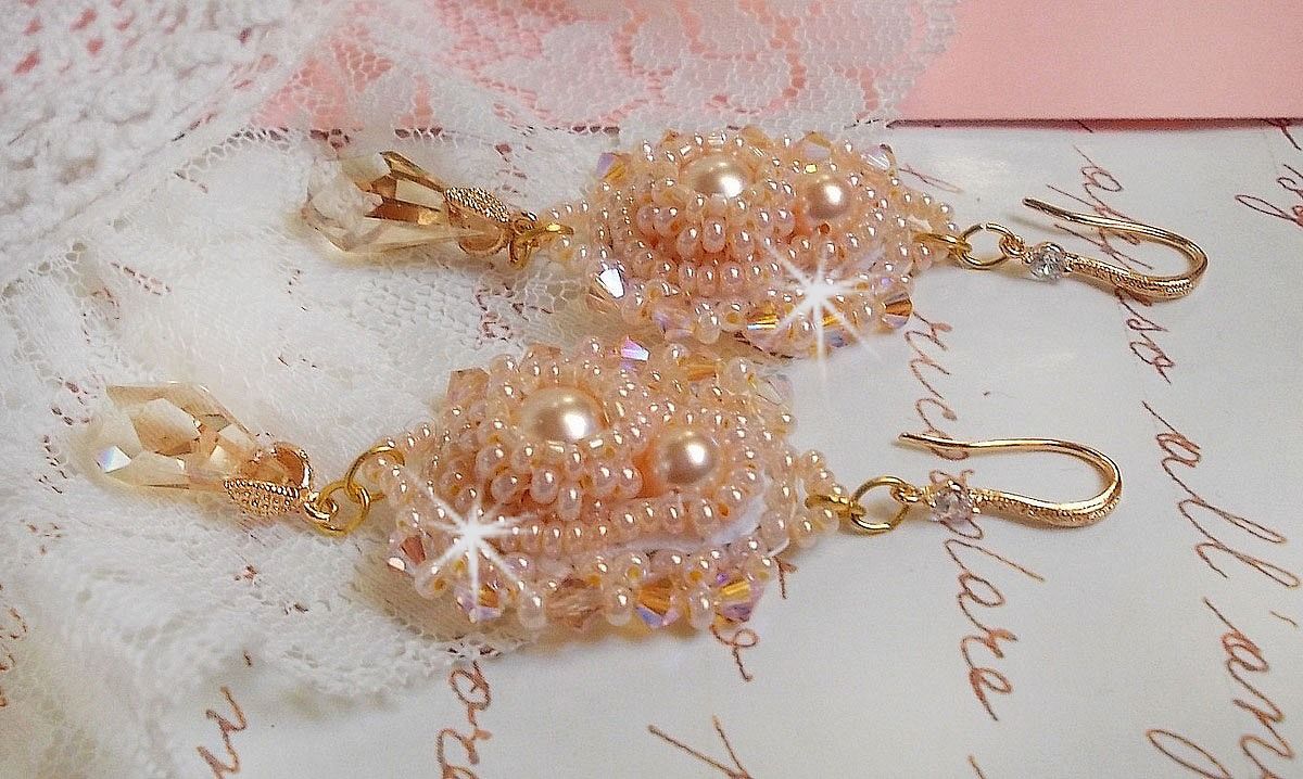 BO Idylle Beauty broderad med Swarovski-kristaller, guldpläterade tillbehör och fröpärlor.