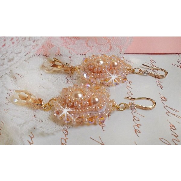 BO Idylle Beauty broderad med Swarovski-kristaller, guldpläterade tillbehör och fröpärlor.