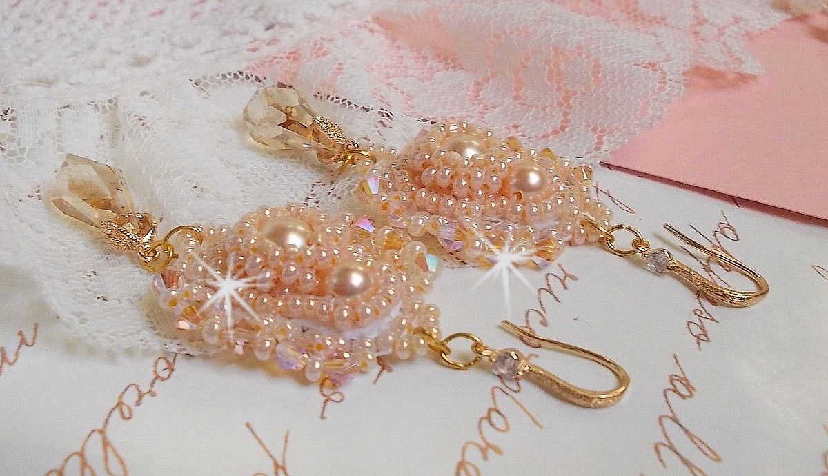 BO Idylle Beauty broderad med Swarovski-kristaller, guldpläterade tillbehör och fröpärlor.