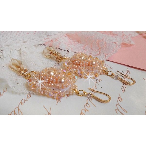 BO Idylle Beauty broderad med Swarovski-kristaller, guldpläterade tillbehör och fröpärlor.