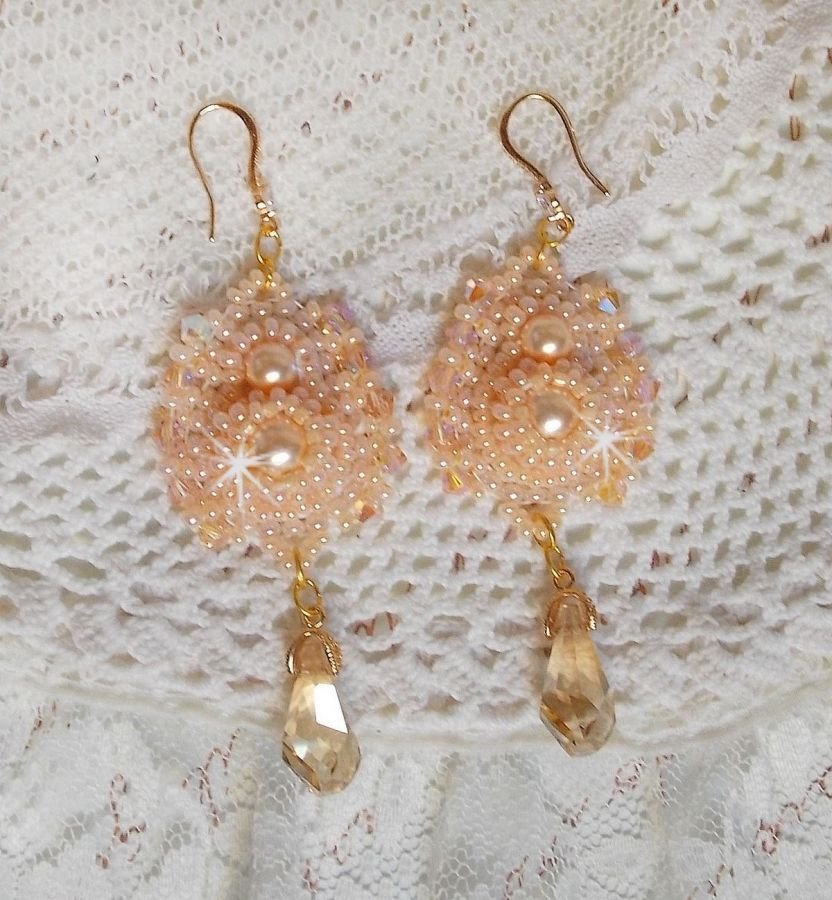 BO Idylle Beauty broderad med Swarovski-kristaller, guldpläterade tillbehör och fröpärlor.