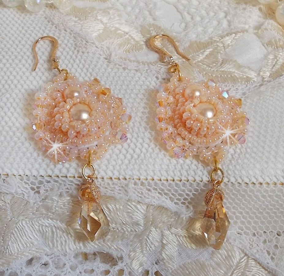 BO Idylle Beauty broderad med Swarovski-kristaller, guldpläterade tillbehör och fröpärlor.